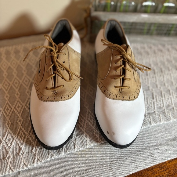 NIKE AIR GOLF SHOES # 950204- White w/Tan Saddle - Women’s Size 6.5. Metal spike - Picture 2 of 11